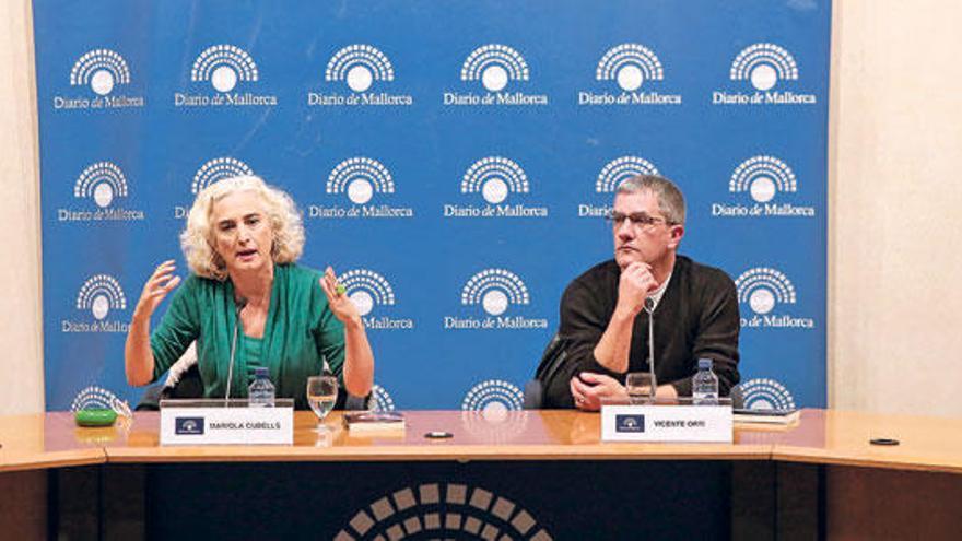 Mariola Cubells, junto a Vicente Ortí, ayer durante su conferencia.