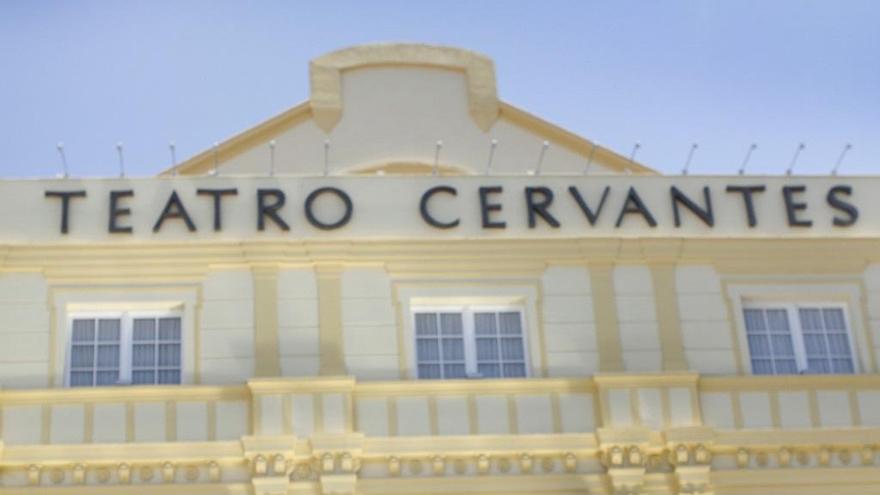 Salvador Sobral sonríe ante la fachada del Teatro Cervantes, donde actúa esta noche.