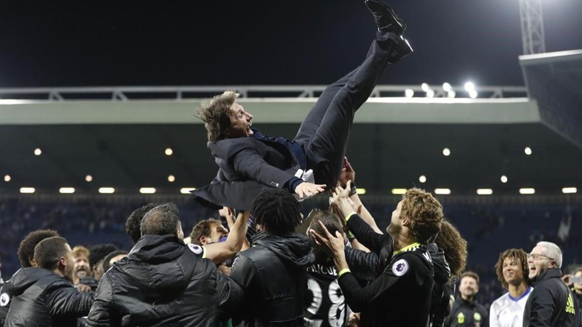 Antonio Conte, manteado por sus jugadores del Chelsea.