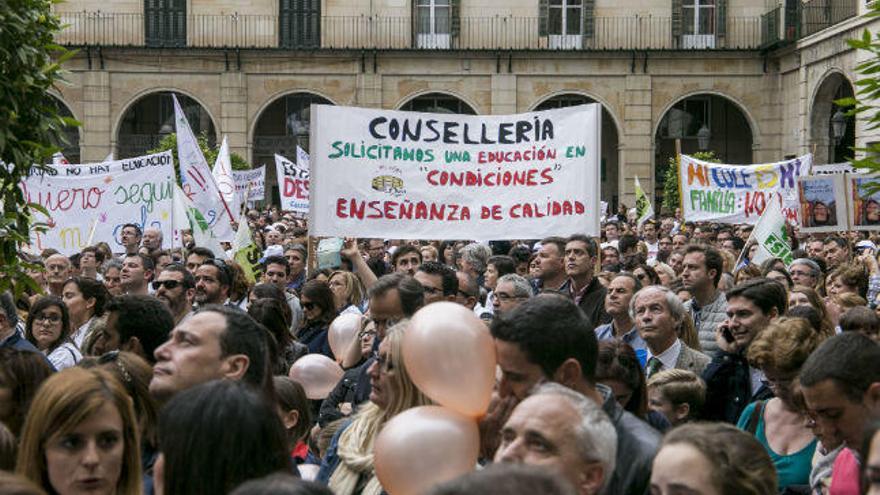 Una protesta a favor de la enseñanza concertada en Elche