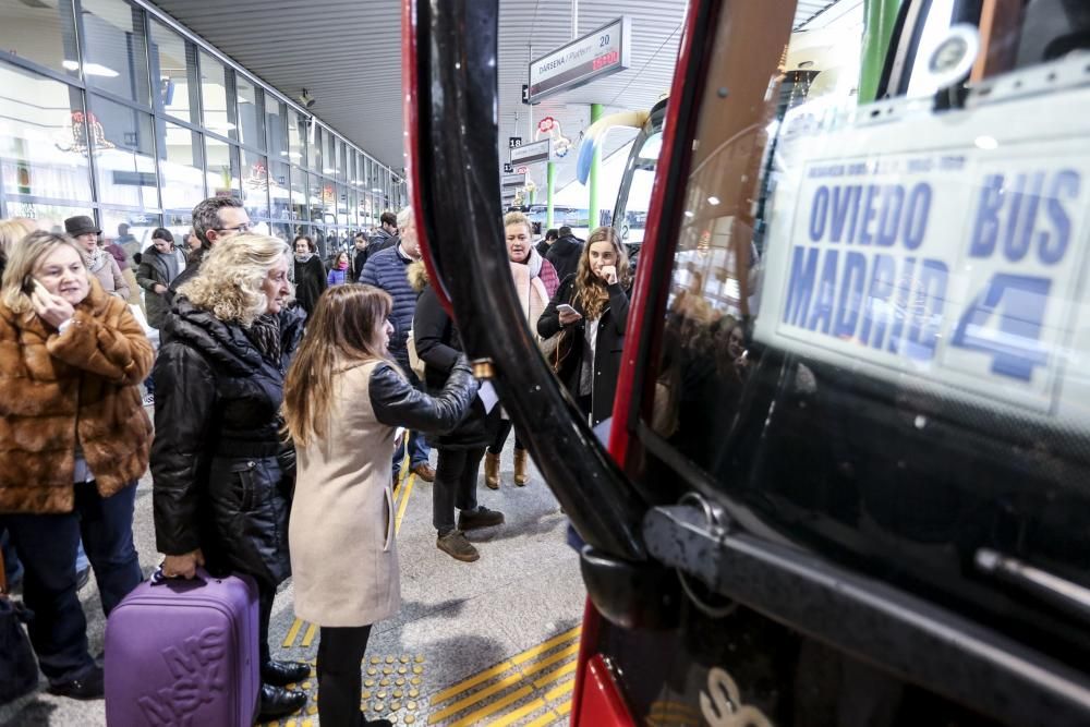 Colas en la estación de Oviedo para coger los autobuses a Madrid una vez se restableció el tráfico