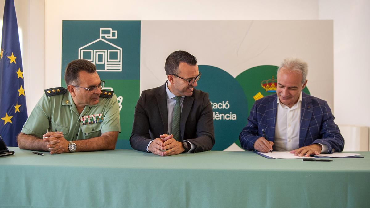 Firma del protocolo para la reforma del cuartel de Utiel
