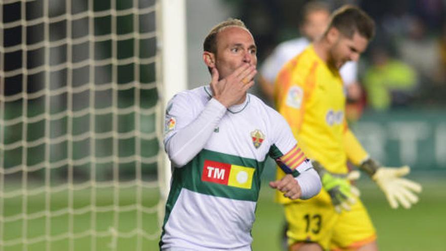 Nino celebra un gol con el Elche