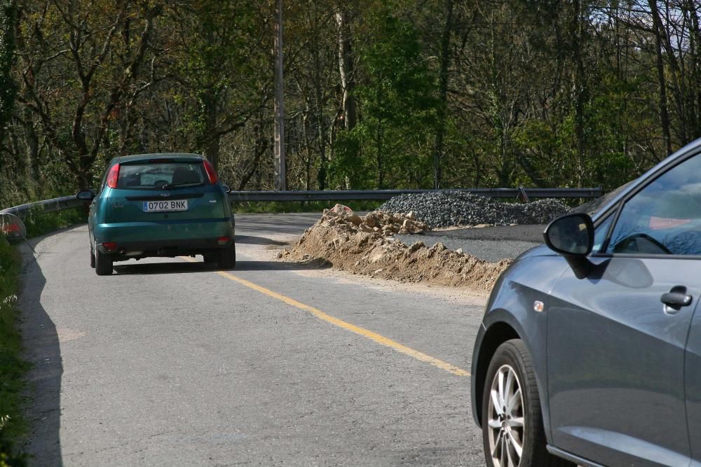 Vecinos de Riobó exigen la retirada de unos postes que invaden la carretera