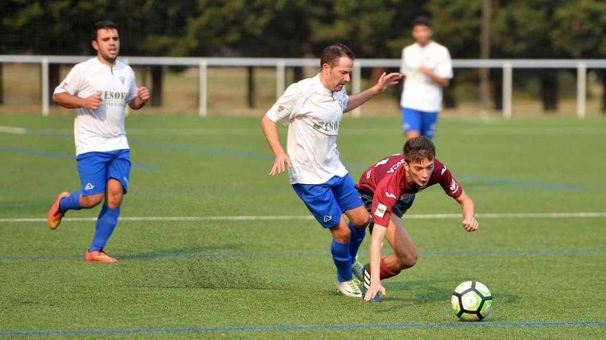 Un jugador del Unión Dena lucha por un balón con un jugador del Pontevedra B. // Gustavo Santos