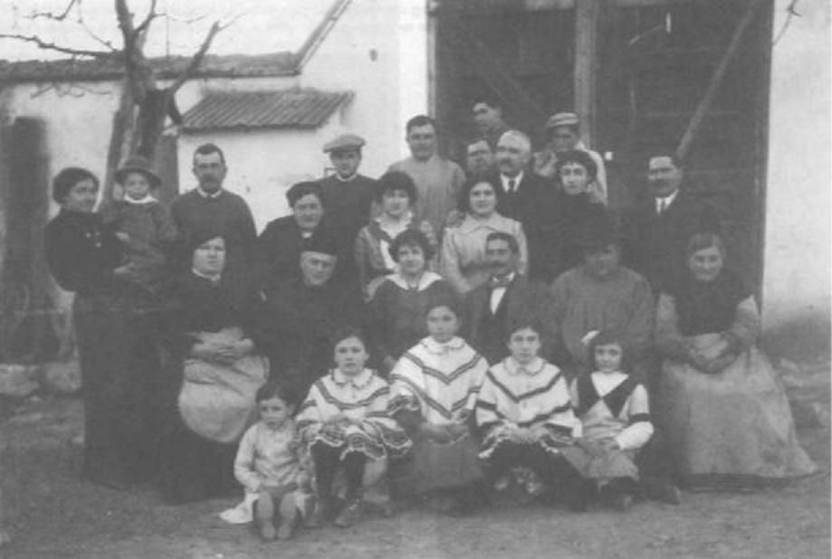 Algunas de las imágenes incluidas en la publicación a lo largo de los años.