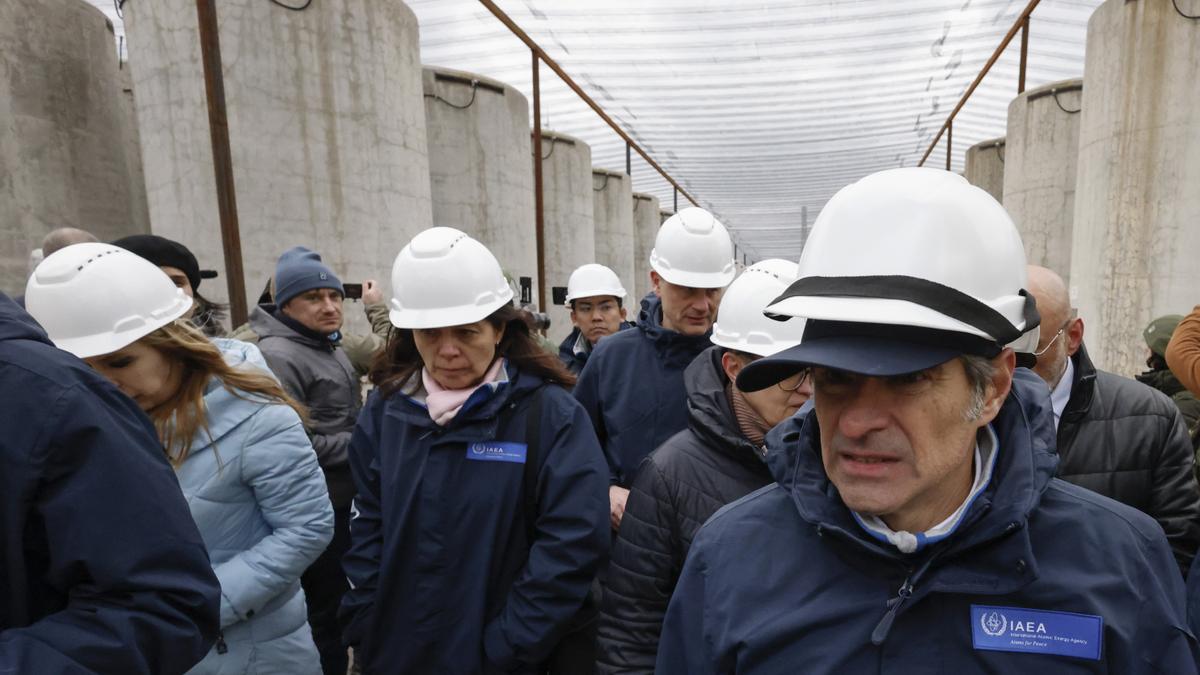 Rafael Grossi (dcha.) y los miembros de la OIEA, ayer, en la central de Zaporiyia.  //