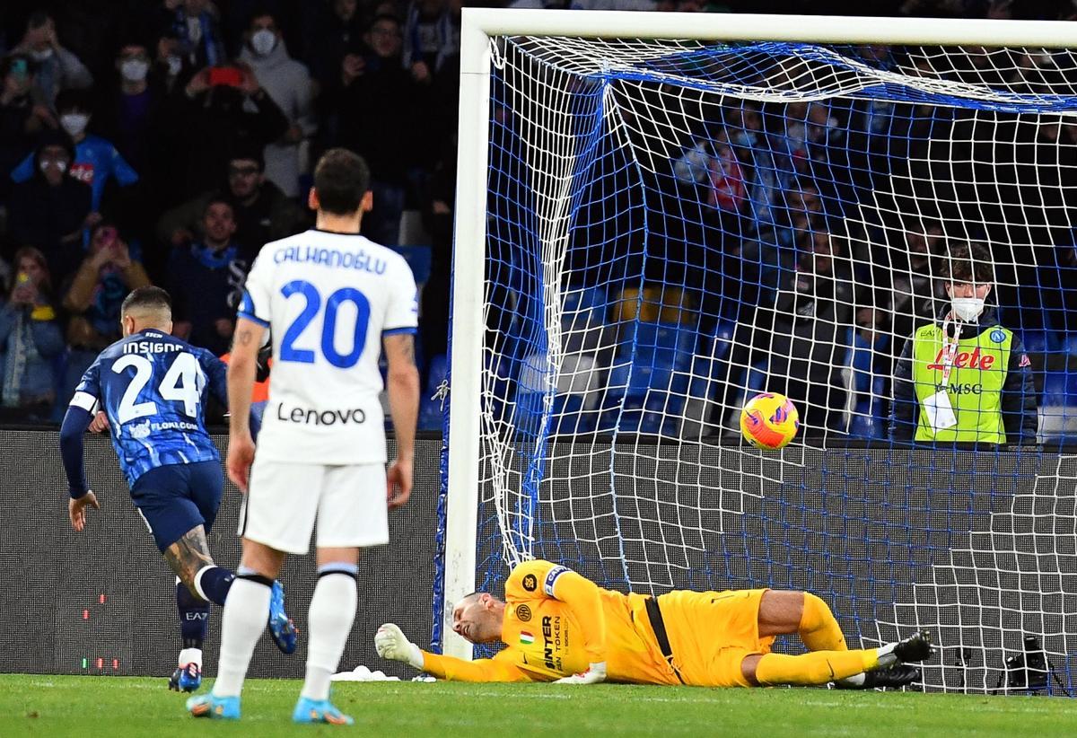 Lorenzo Insigne transforma el penalti del 1-0 batiendo a Handanovic.