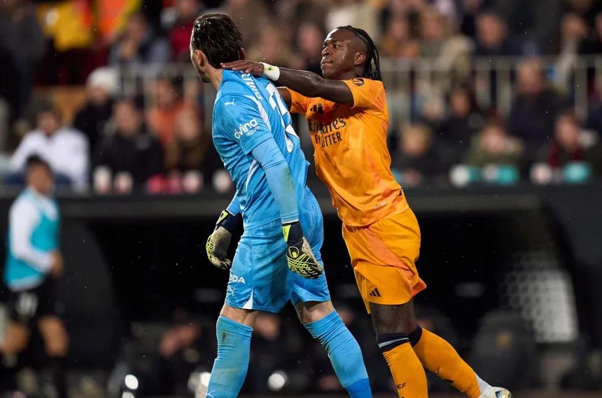 En enero de 2025, Vinícius fue expulsado del Valencia - Madrid por agarrar del cuello a Dimitrievski