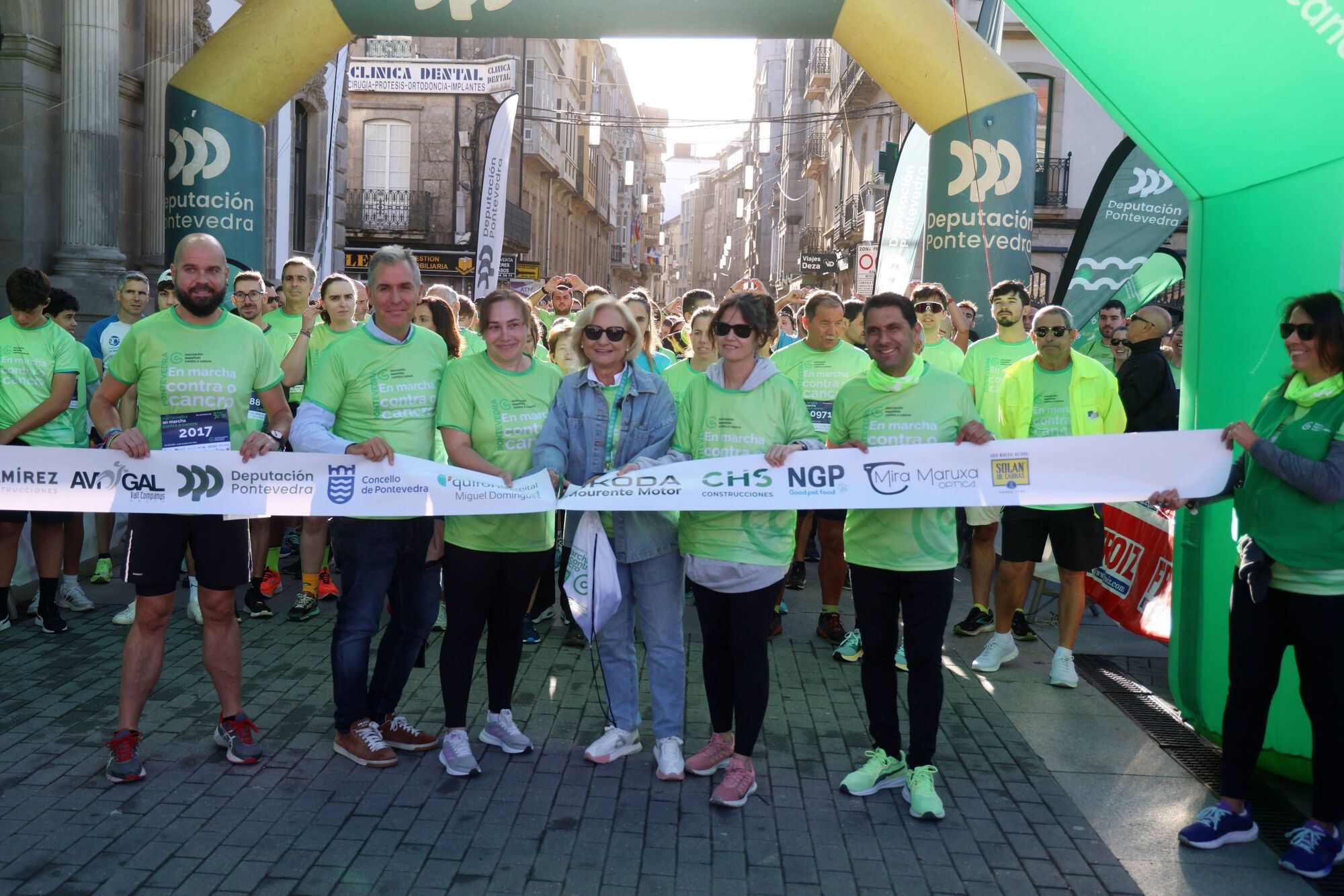 Dos mil setecientos participantes convirtieron la Marcha contra el cáncer de Pontevedra en la más multitudinaria de Galicia