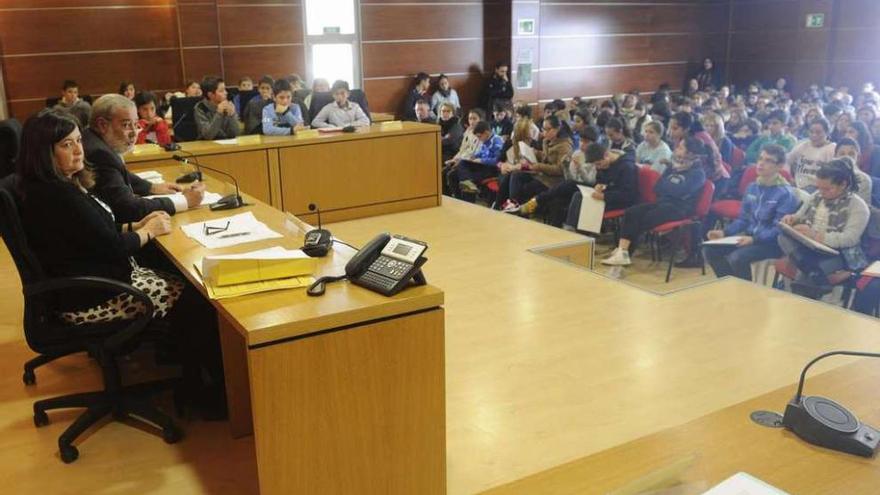 Los escolares, ayer, en el pleno de Culleredo, que presidió el alcalde. carlos pardellas