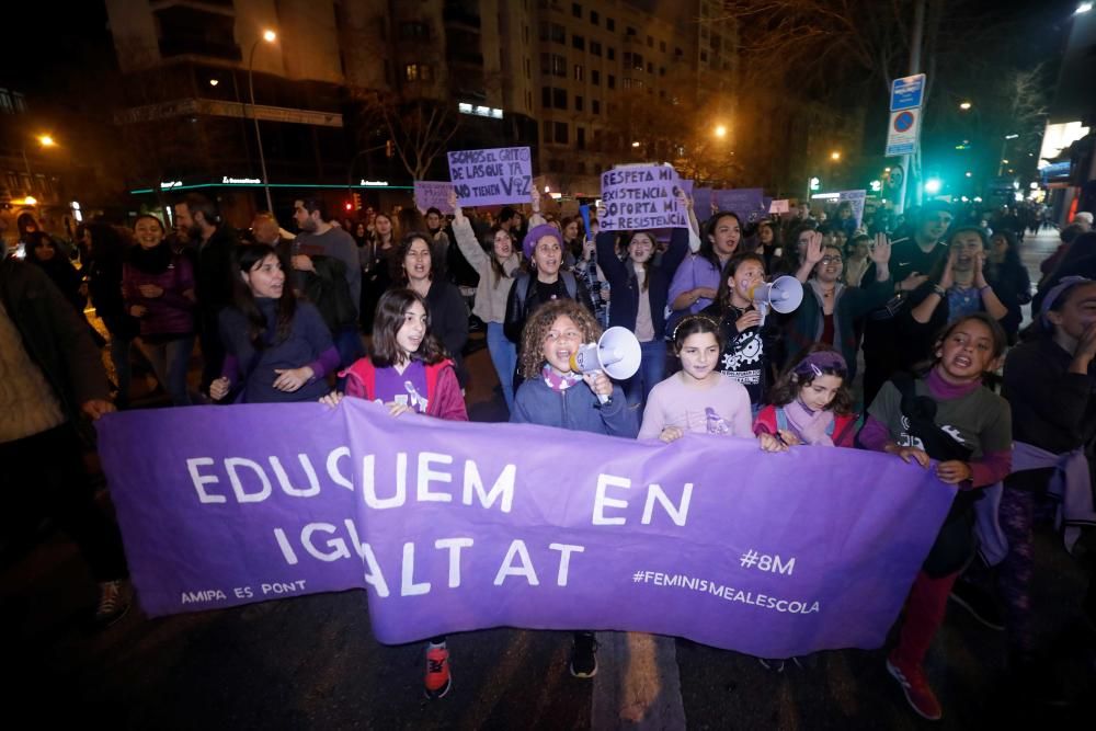 Miles de mujeres se manifiestan en Palma por el 8M