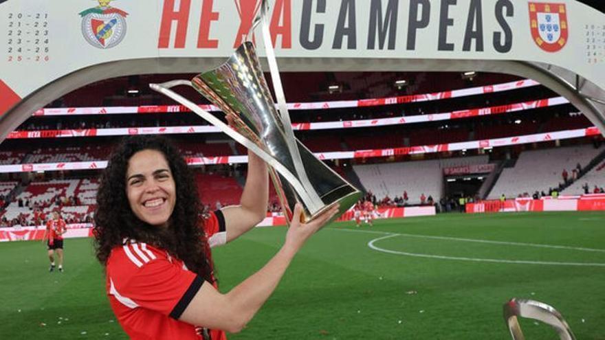 La futbolista grancanaria Andrea Falcón, después de su retirada a los 29 años: "Por fin tras 15 años he podido abonarme a la UD Las Palmas con mi mujer"
