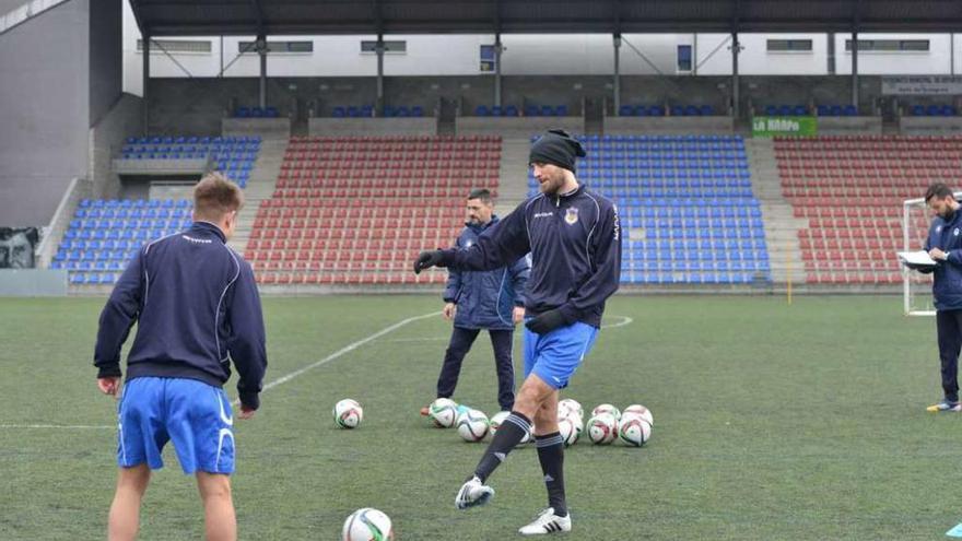 Michu, en el centro, toca el balón durante el entrenamiento de ayer en el Nuevo Ganzábal.