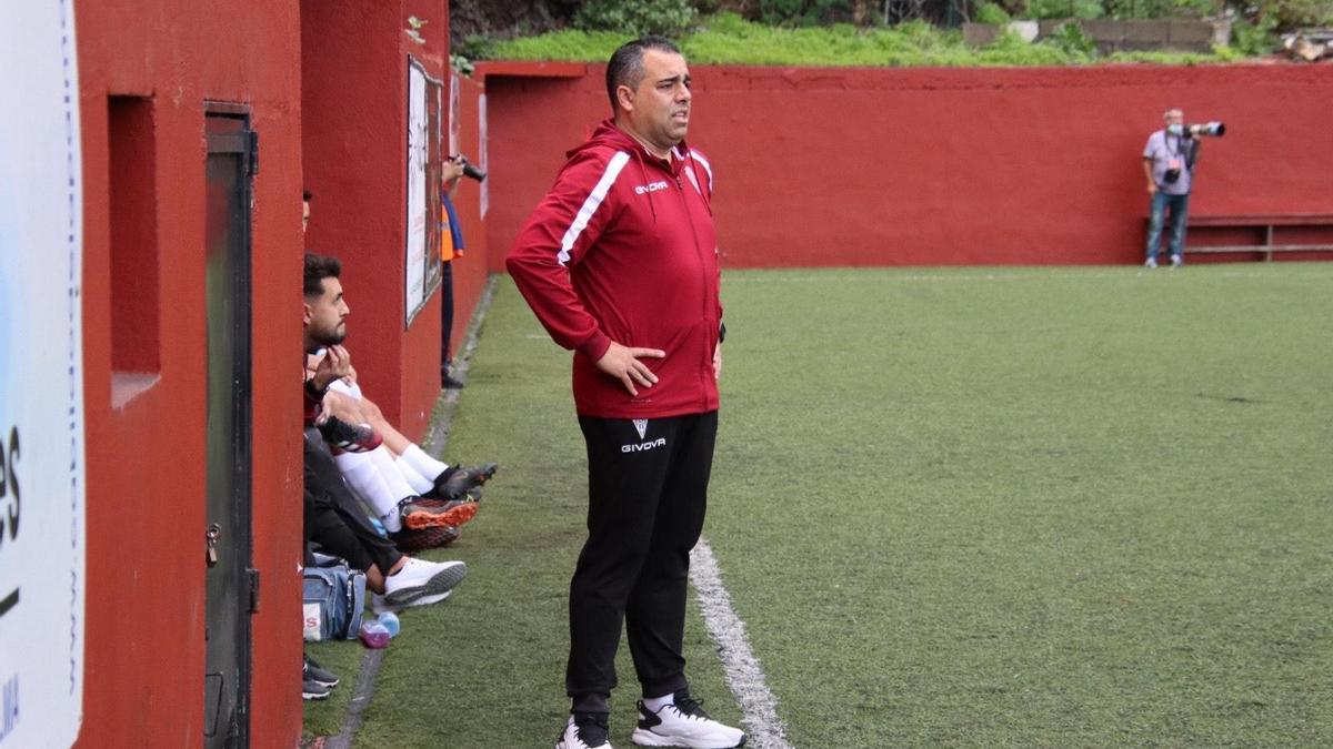 Germán Crespo, en la banda del Silvestre Carrillo, durante el encuentro entre el Córdoba CF y el CD Mensajero, este miércoles.