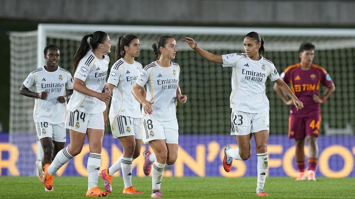 Las jugadoras del Real Madrid celebran un gol.
