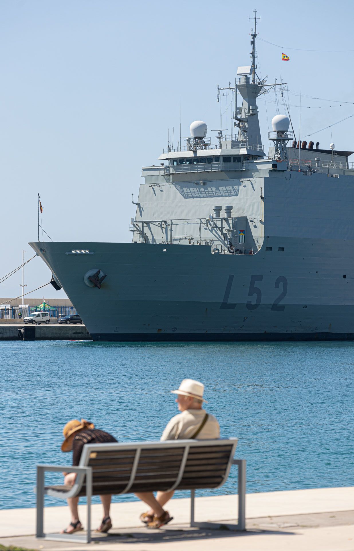 Colas para visitar el buque Castilla de la Armada Española