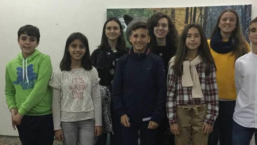 Los ganadores de las categorías escolares: de izquierda a derecha, Ricardo Lencero, Candela Pérez, Elisa Palacios, Illán López, Laura del Campo, Lucía Fernández, Raquel Álvarez y Enol Menéndez.