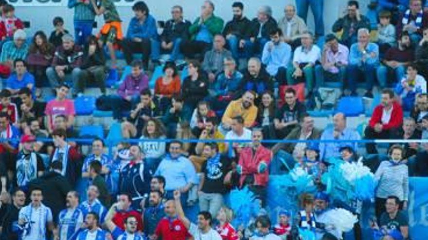 Aficionados del Alcoyano en el campo de El Collao.