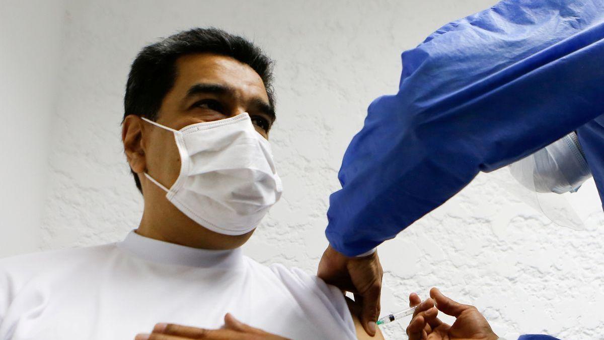 Maduro recibe la vacuna rusa