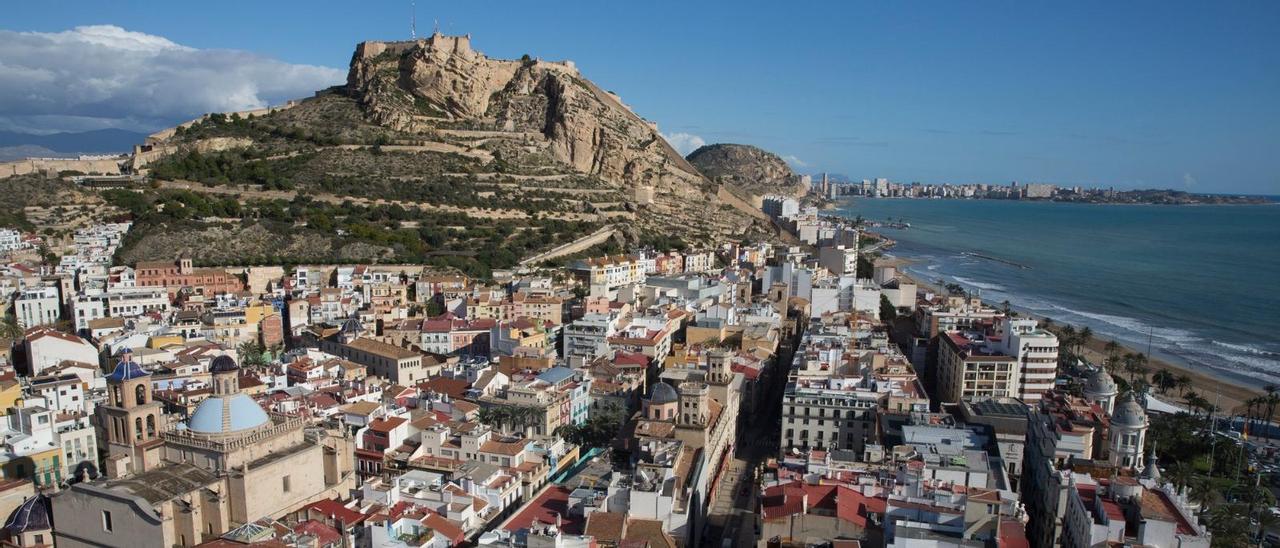 Vista general de Alicante con el castillo de Santa Bárbara al fondo