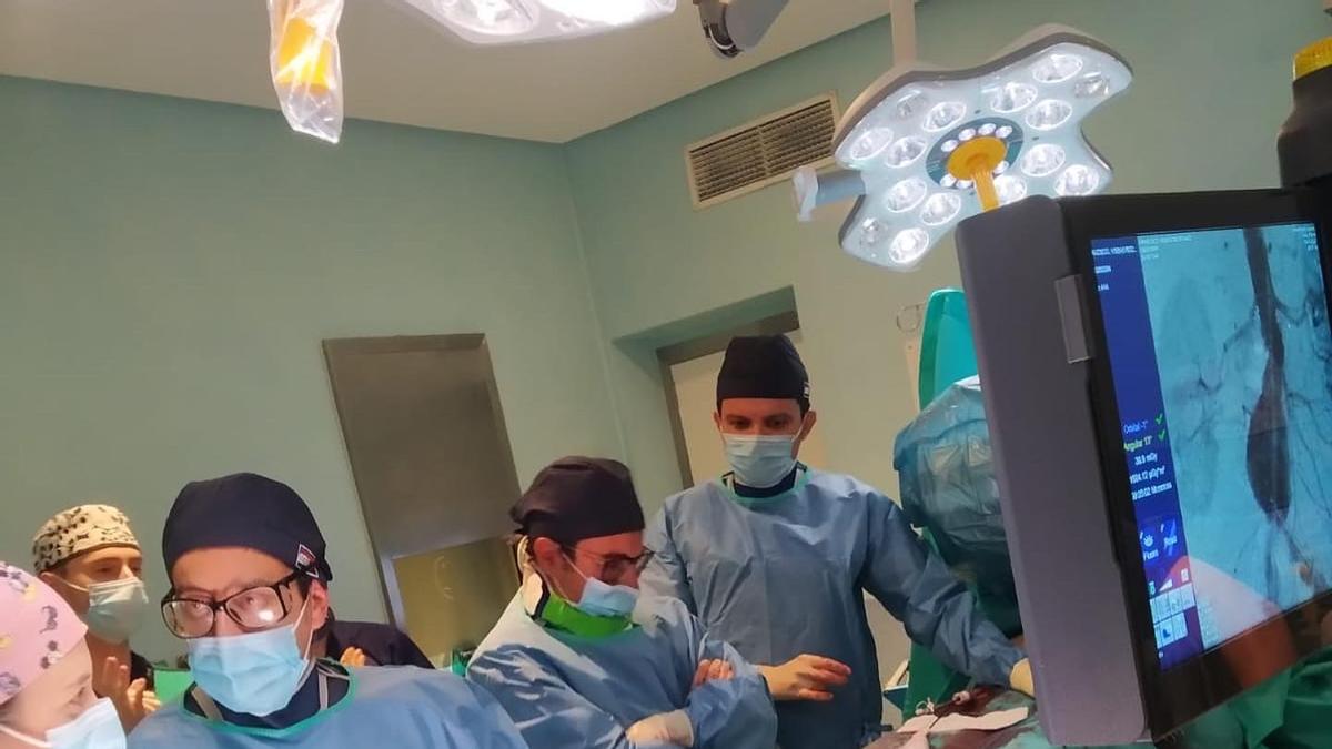 Profesionales del servicio de Cirugía Vascular durante una intervención mediante la nueva técnica.