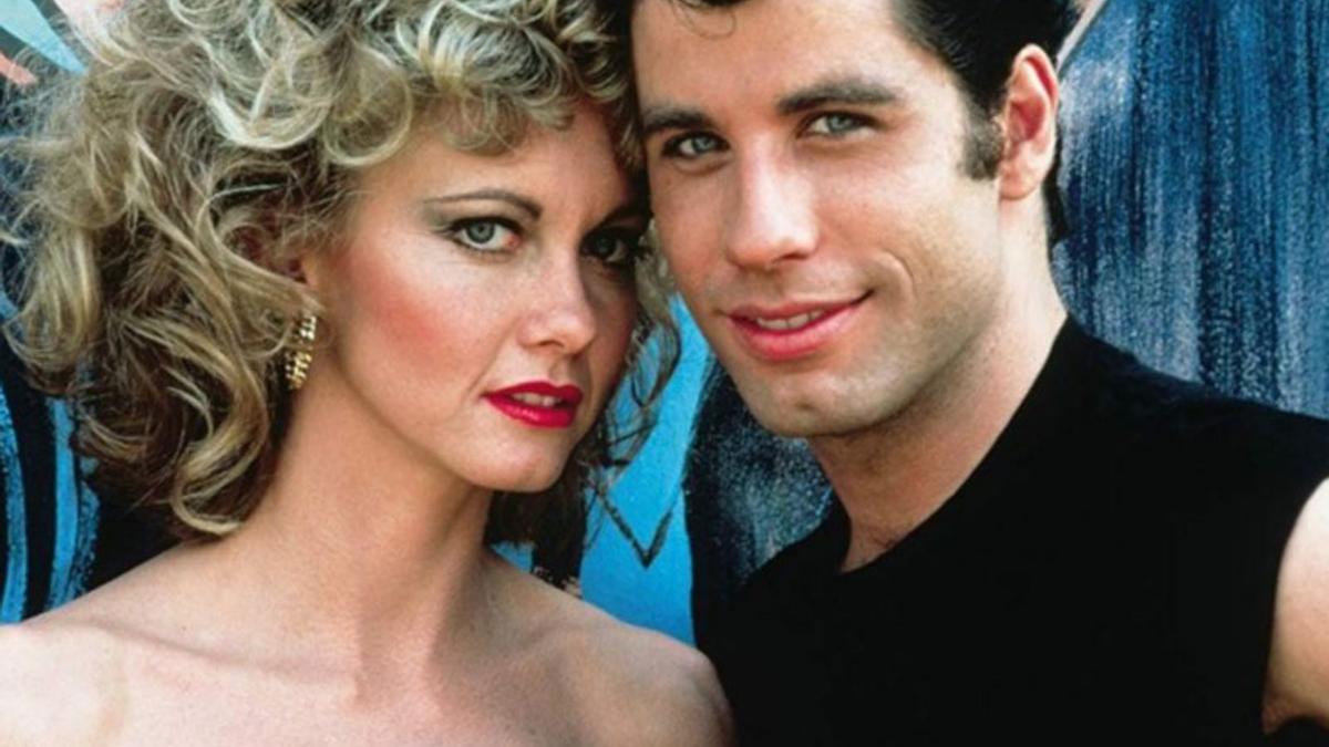 Con John Travolta en un fotograma de “Grease”.  