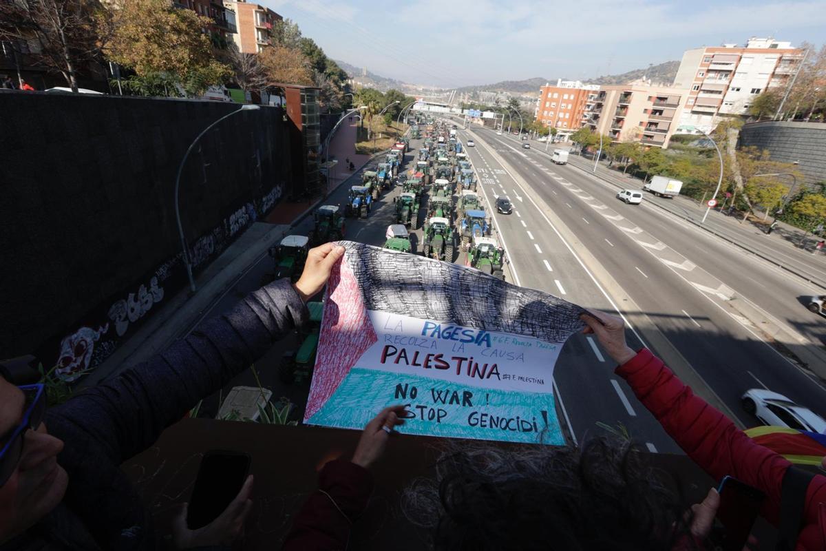 Tractores a su entrada a Barcelona por la Meridiana