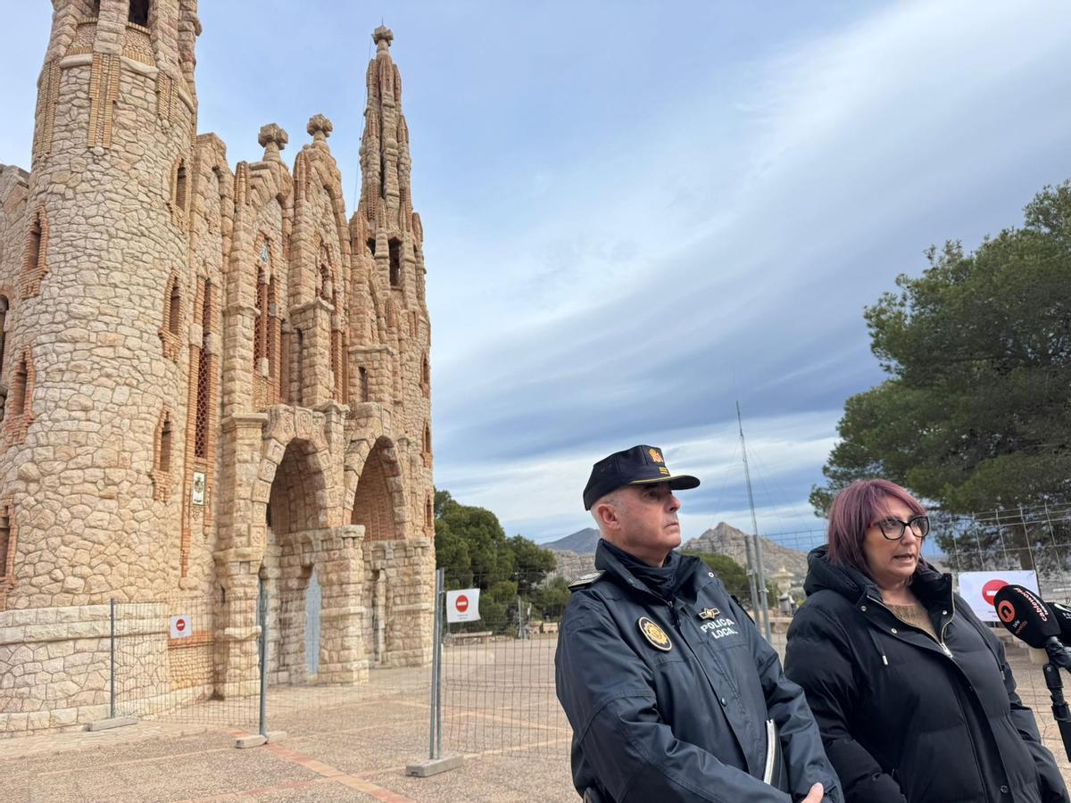 El intendente jefe de la Policía Local de Novelda, Rafa Sarrió, junto a la edil de Turismo, Geno Micó, explicando la situación del santuario.
