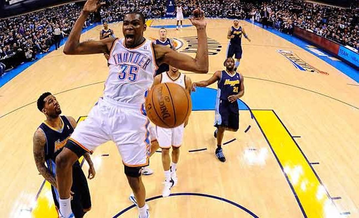 El jugador de l’Oklahoma City Thunder, Kevin Durant, anota davant dels Nuggets de Denver durant el seu cinquè partit de l’eliminatòria de quarts de final de la Conferència Oest disputat a Oklahoma (Estats Units).