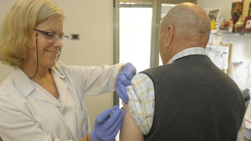 Sanidade aplicará vacunas más potentes a los mayores para protegerlos de la gripe