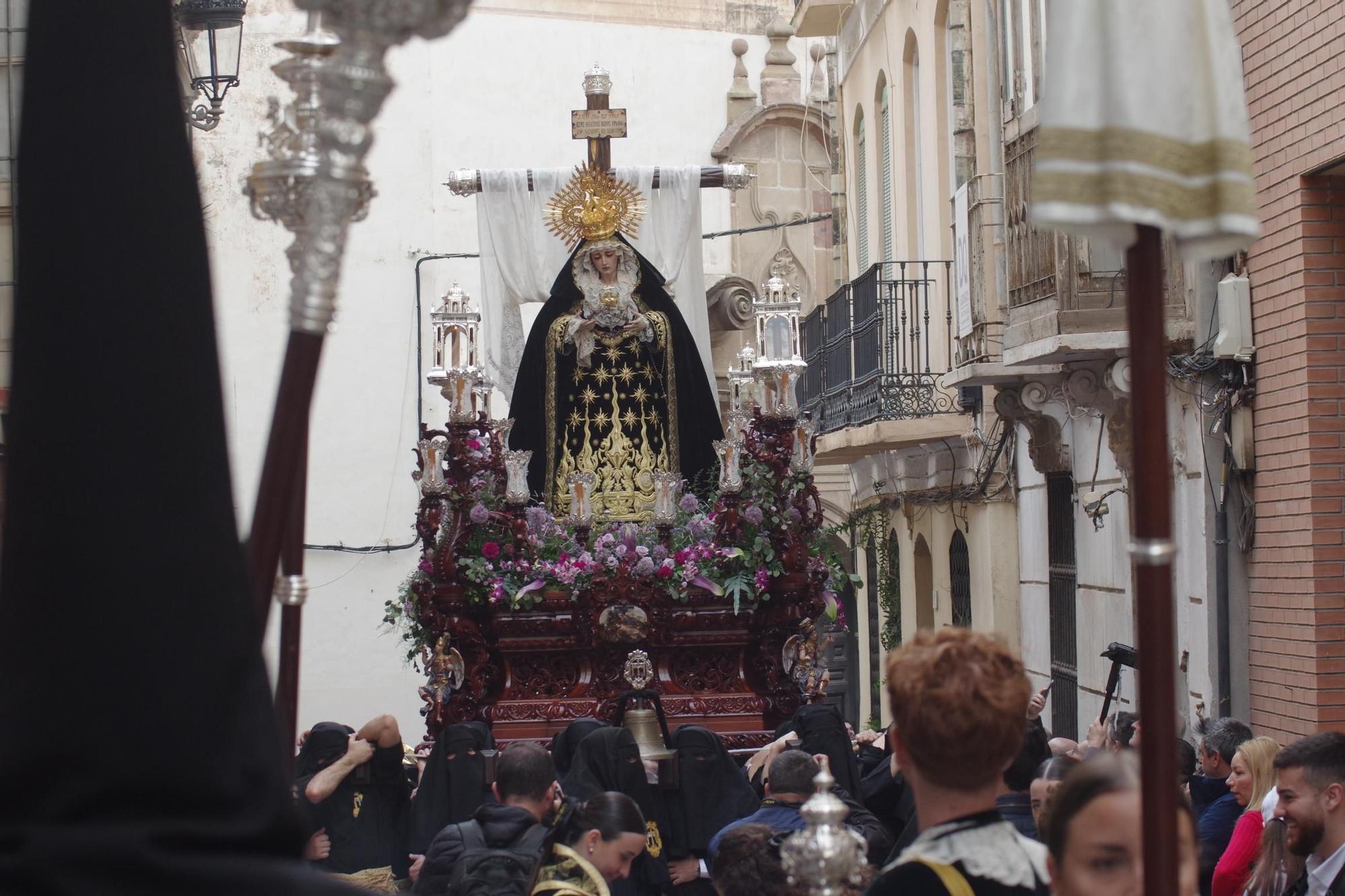 Salida de la Hermandad de la Santa Cruz en el Jueves Santo de Málaga.