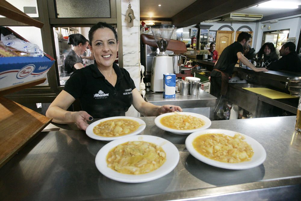 El local ofrece uno de los servicios más económicos de toda España y tiene una clientela habitual formada por pensionistas y familias con hijos sin recursos