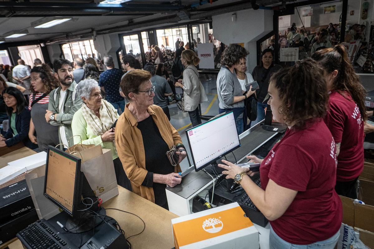 Ambiente en el outlet efímero de la cadena de zapaterías Casas, que ofrece descuentos en marcas como Converse, Aro o Camper, en Barcelona, el 22 de octubre de 2025.