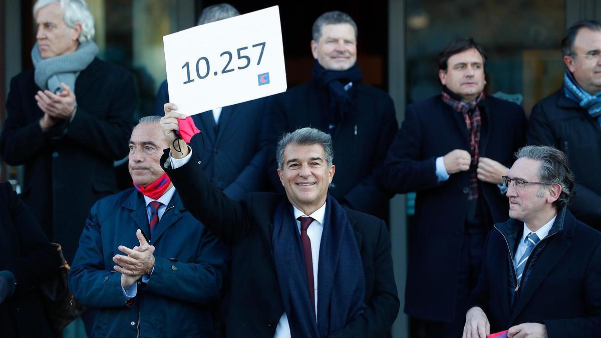 Laporta presenta sus más de 10.000 firmas y será candidato a las elecciones del Barça