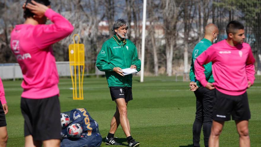 Pablo Alfaro, entrenador del Córdoba CF, en el entrenamiento en la Ciudad Deportiva.