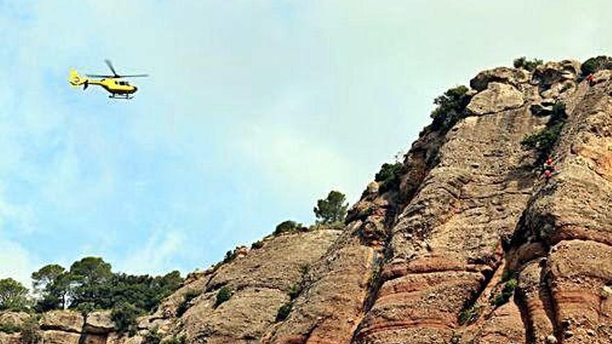 Un helicòpter dels Bombers al Turó de les Onze Hores, en un simulacre de rescat.
