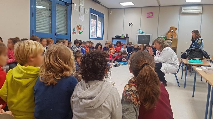 La pediatra Adelaida Sánchez con alumnos del colegio Pinolivo.