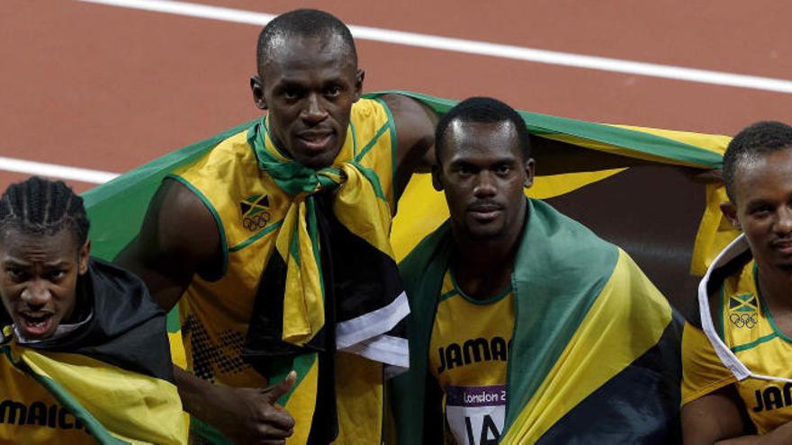 Usain Bolt, con sus compañeros del relevo 4x100