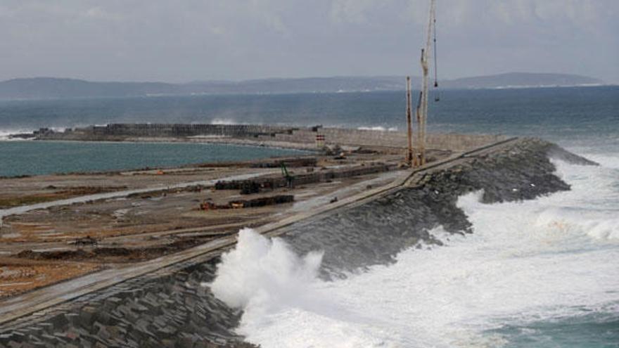 Grandes olas golpean el dique del puerto exterior de A Coruña.  // Carlos Pardellas