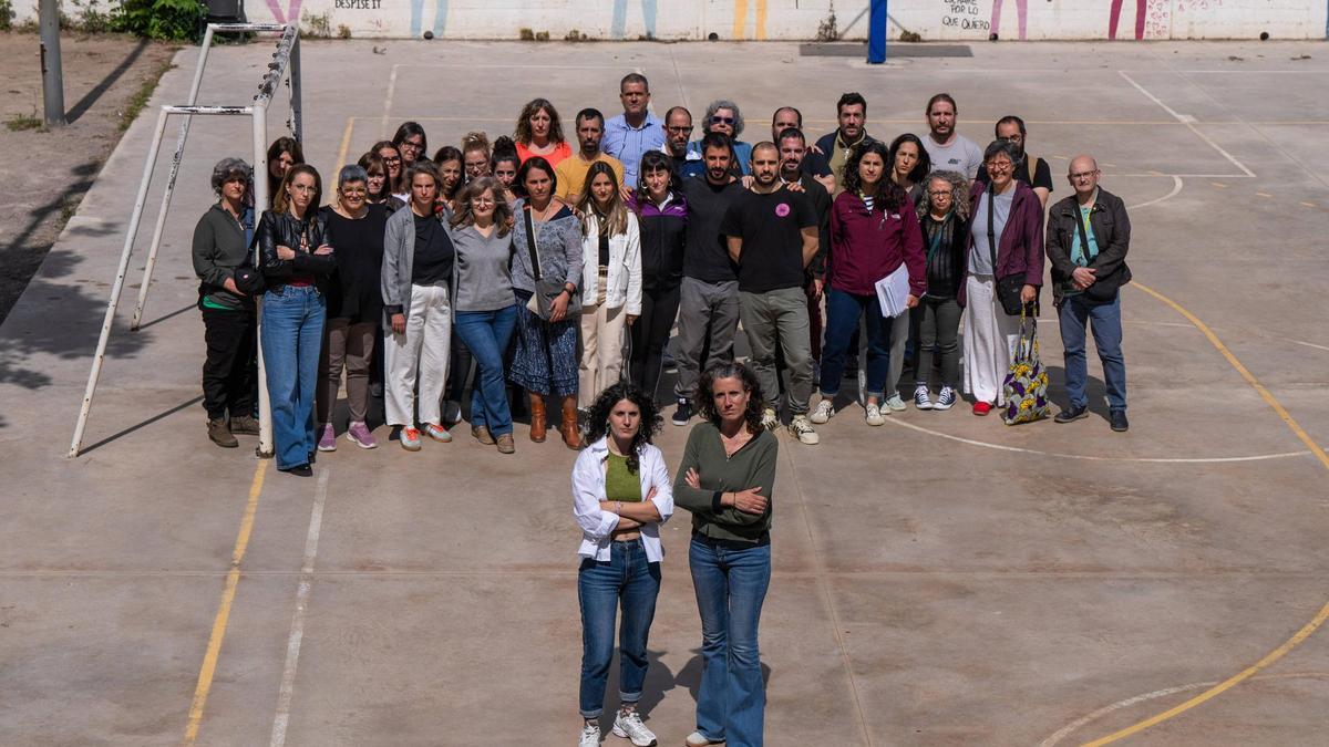 Los trabajadores del instituto en bloque movilizados para defender a su equipo social.