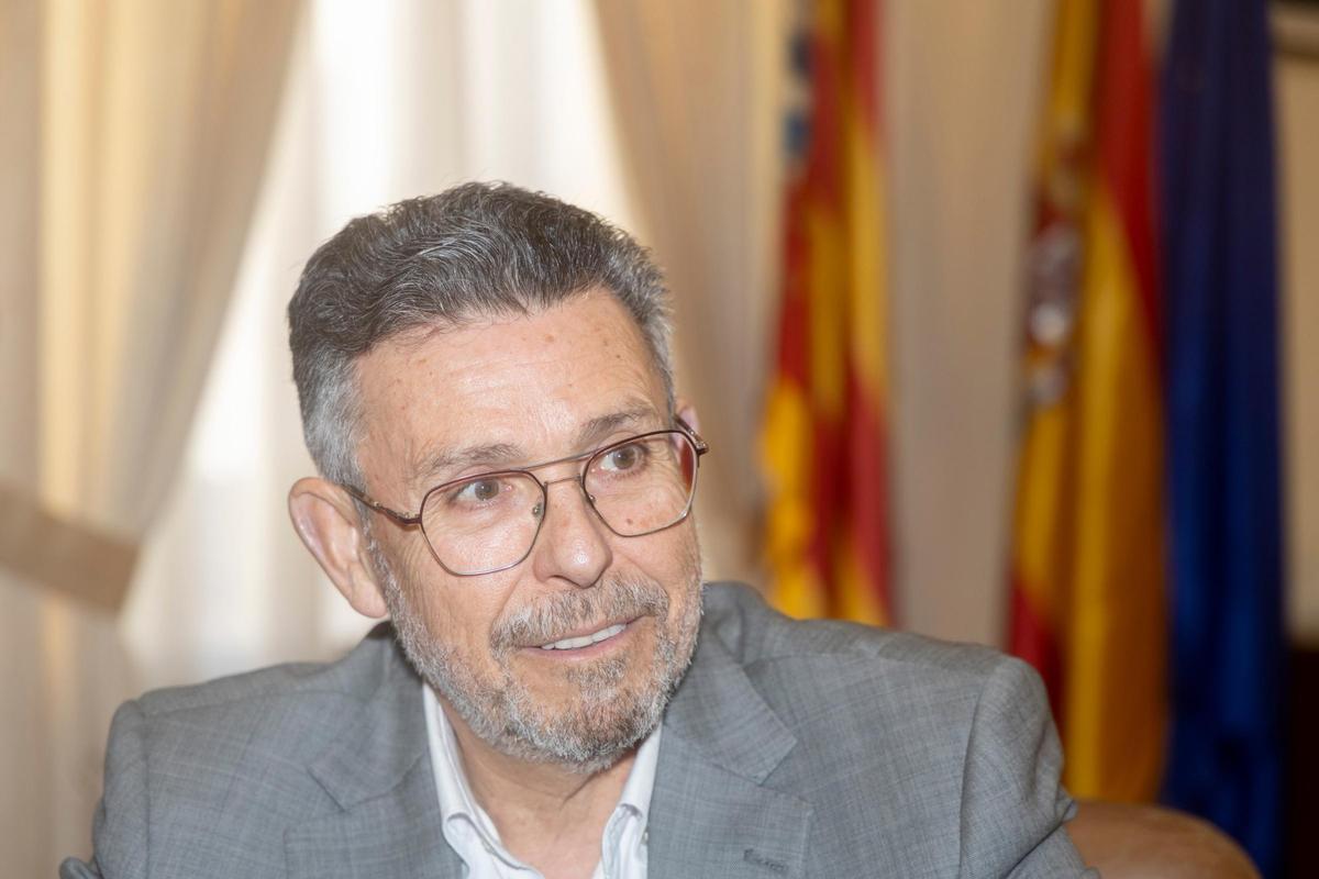El exalcalde de Rafal en el interior de su nuevo despacho, en un instante de la conversación con este diario