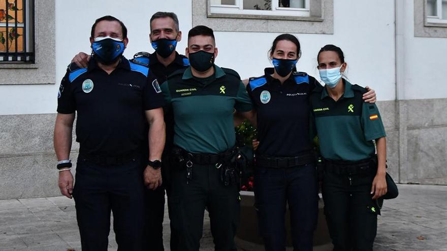 El jefe de la Policía Local de Cambre, segundo por la izquierda. |   // L.O.