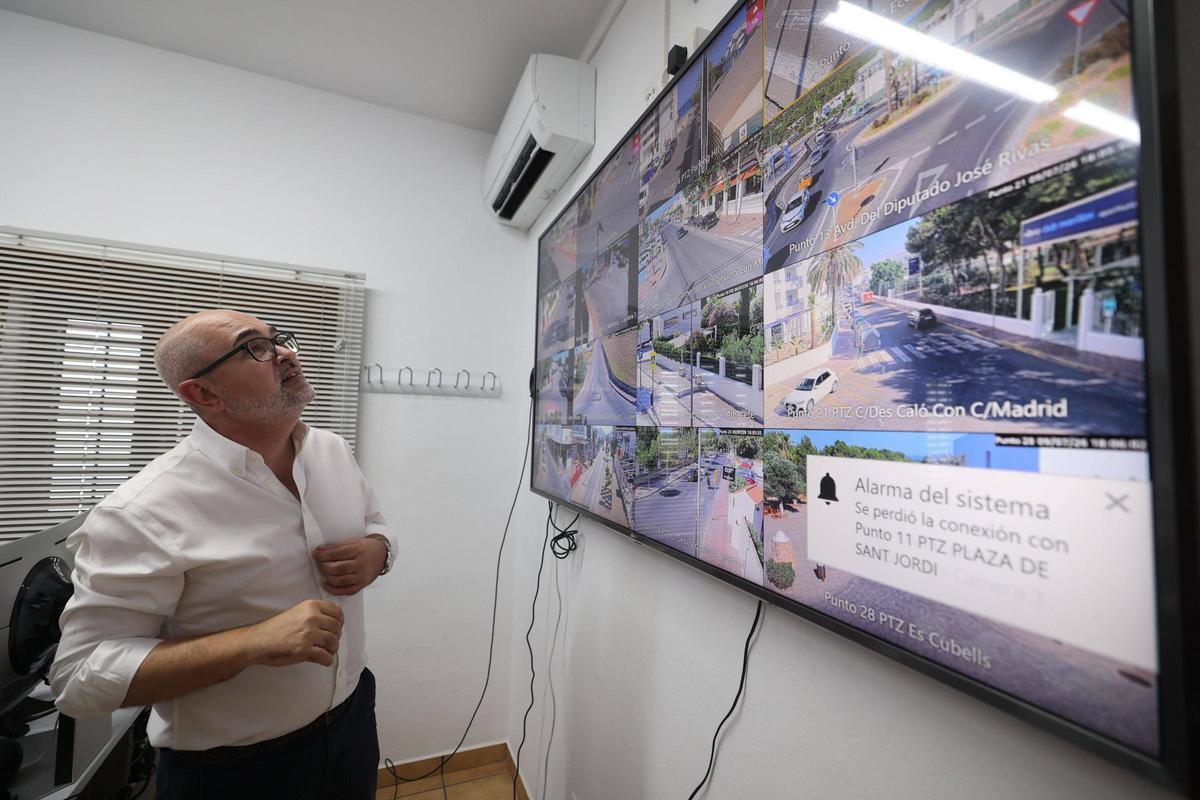 Vicent Marí visiona las imágenes en directo de las cámaras inteligentes