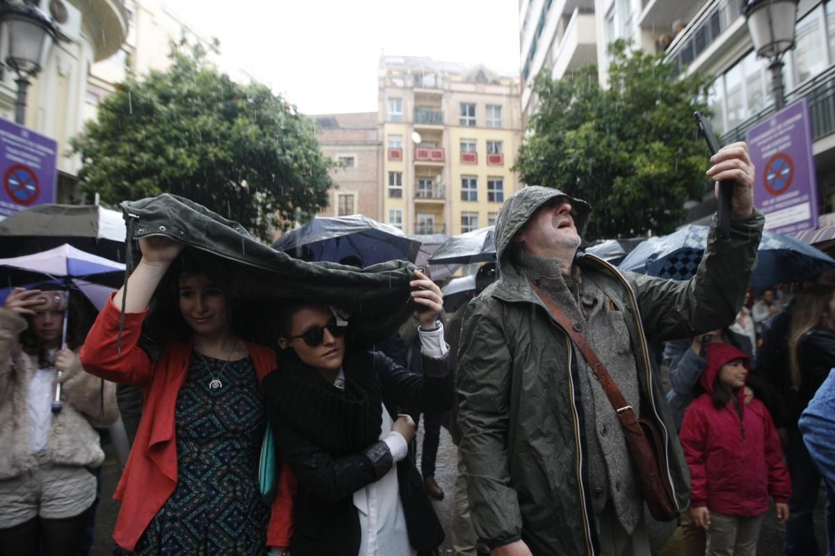 FOTOGALERIA  / Una granizada pone fin a 'La Borriquita'