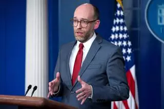 Trump escoge a uno de los "arquitectos" del ultraconservador Proyecto 2025 para dirigir Gestión y Presupuesto