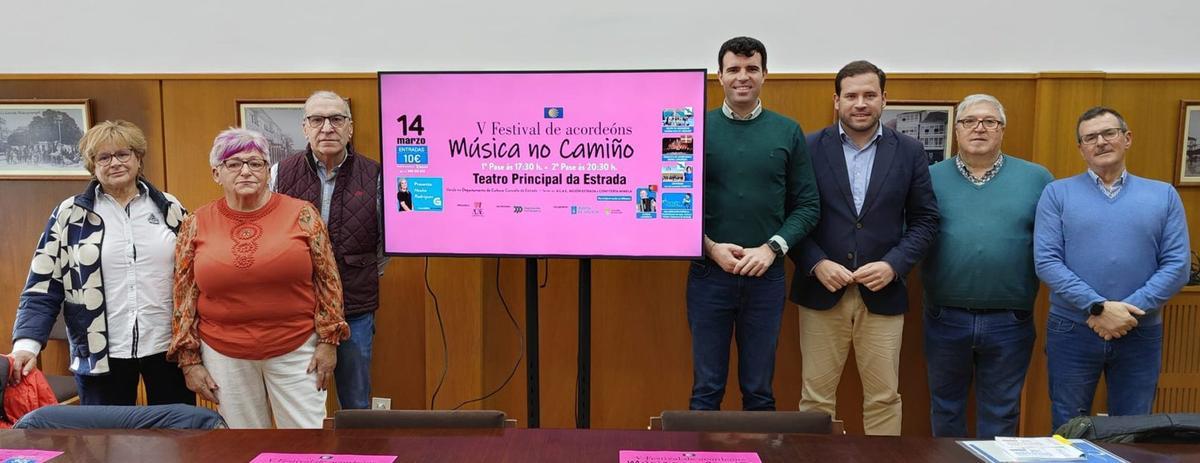 Miembros de Os Lóstregos presentan el cartel de Música no Camiño, junto a Louzao y Cubela. | S. P.