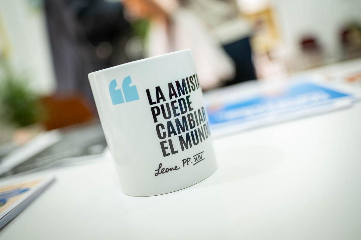Productos promocionales de la visita del papa León XIV a Tenerife
