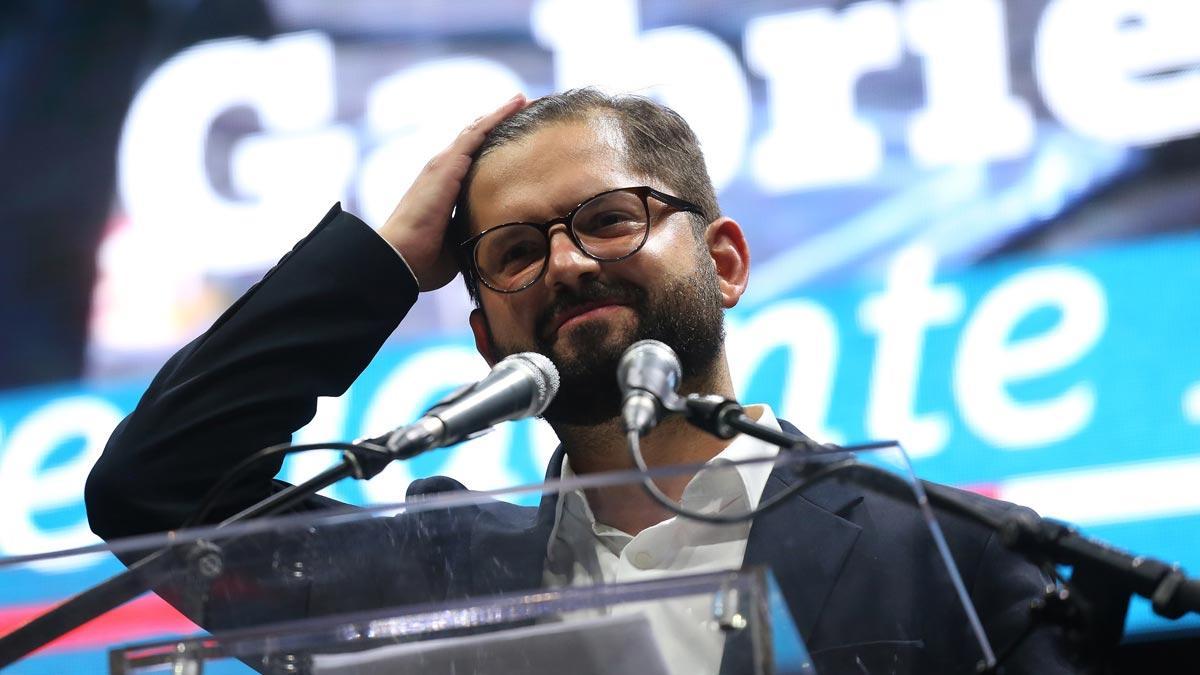 El izquierdista Gabriel Boric arrasa en las urnas y lidera un cambio de era en Chile