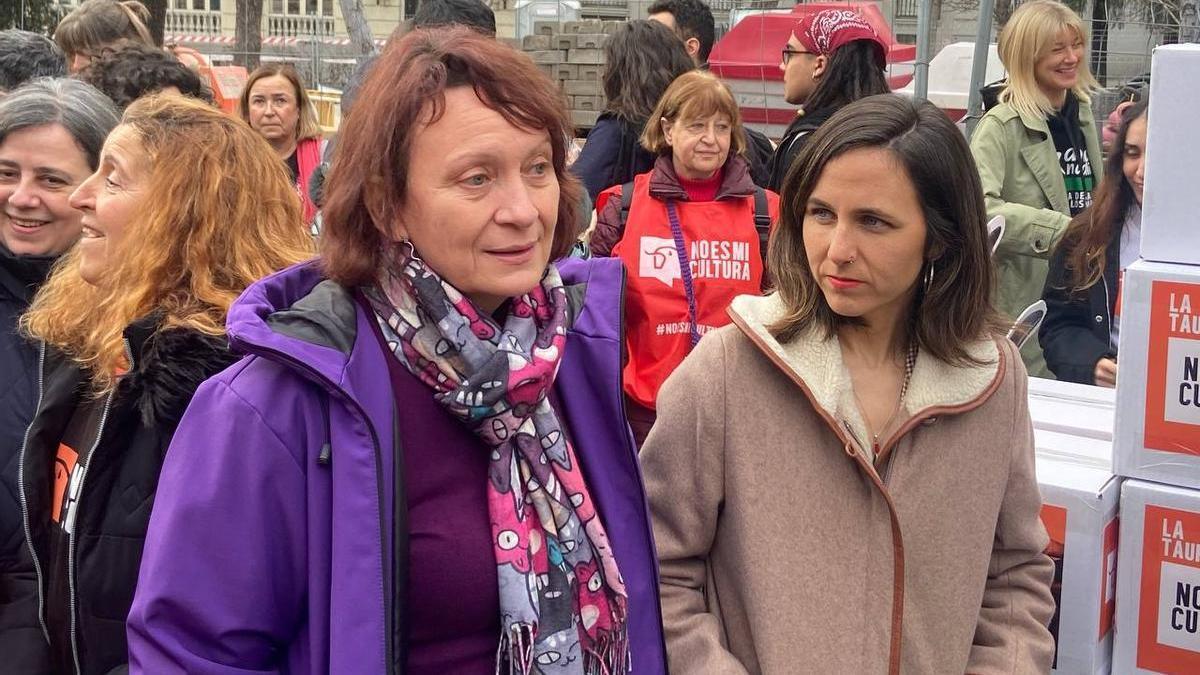 María Marín, junto a Ione Belarra, este lunes frente al Congreso de los Diputados.